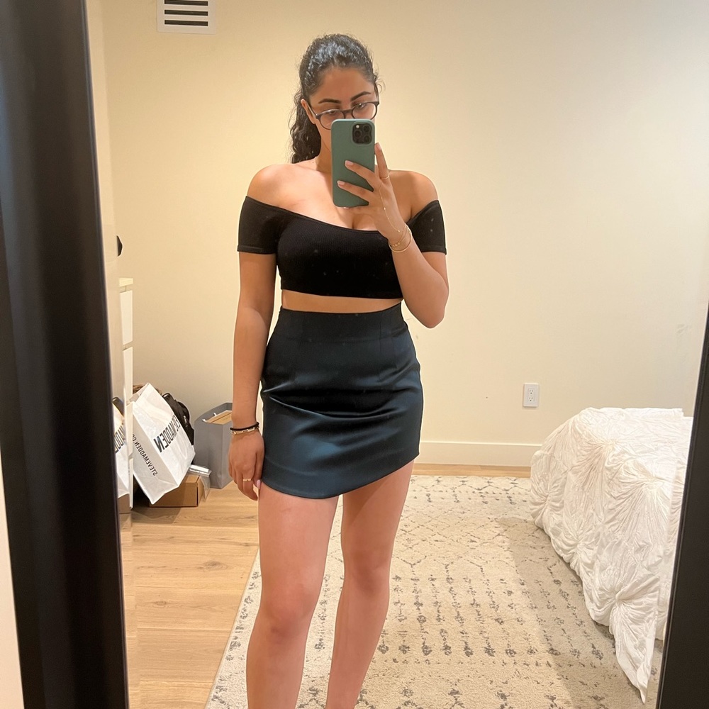 Zara mini forest green satin skirt 
Worn once, in perfect condition 
Size medium